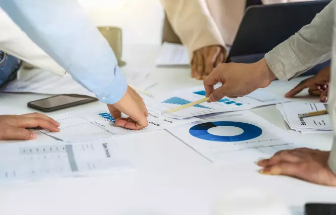Personas trabajando con gráficos
